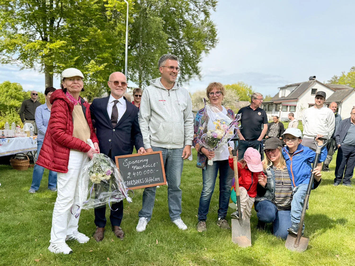 Eldsjälar, sponsorer och barn samlade på platsen för den nya aktivitetsparken i Svängsta