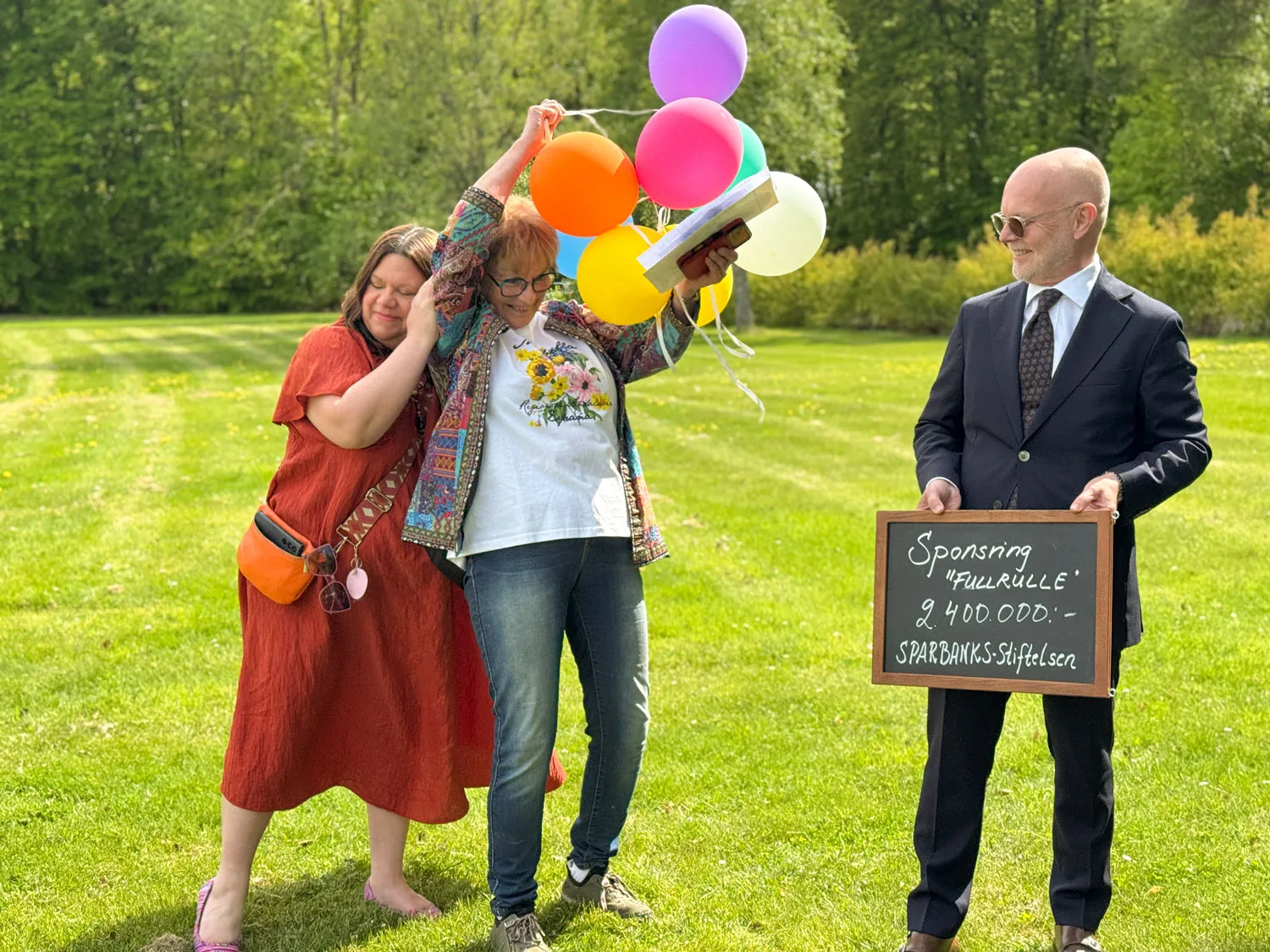 Monica Nobach från Svängsta Samhällsförening tar emot beskedet från Sparbanken i Karlshamns vd Per Richardsson